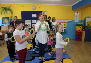 Przedszkolaki z wychowawcami podczas zabawy muzyczno - ruchowej